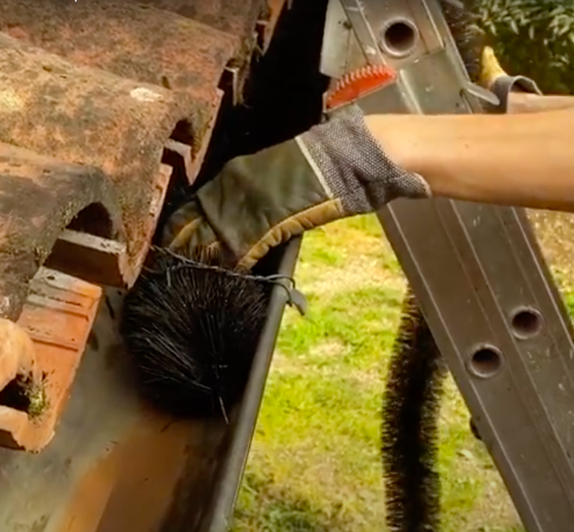 Bodlinový kartáč na údržbu okapů, odtokových žlabů, ochranu solárních panelů - Salvagronda