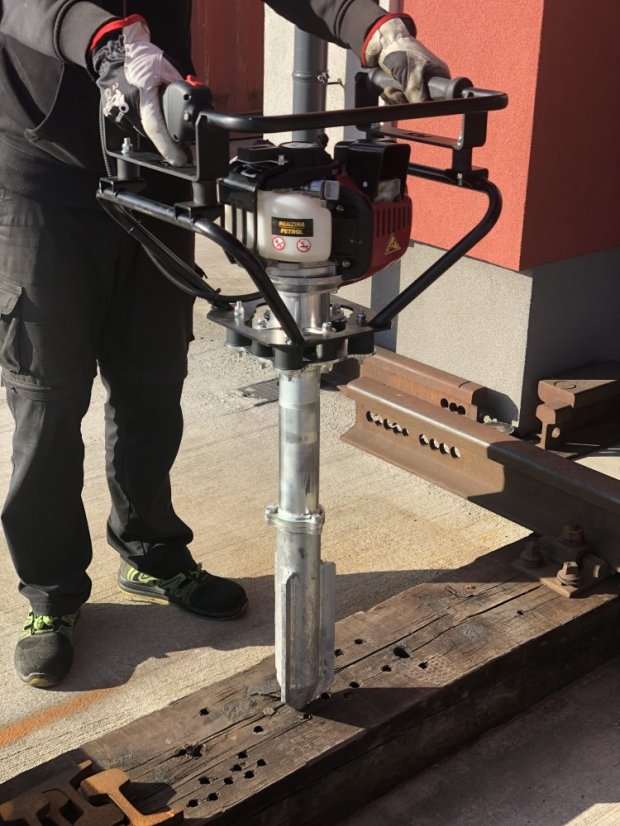 Šípový podbíják s benzinovým motorem Honda RCT 1500 P