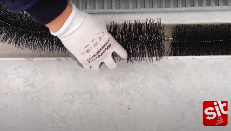 Bodlinový kartáč na údržbu okapů, odtokových žlabů, ochranu solárních panelů - Salvagronda