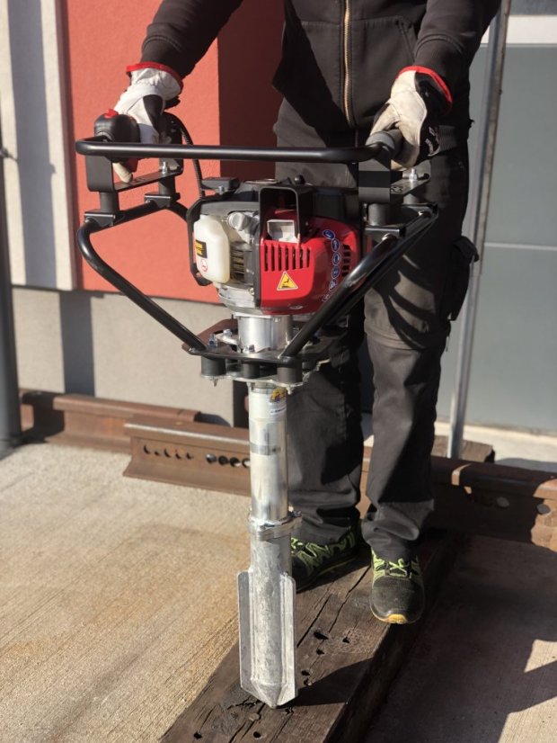 Šípový podbíják s benzinovým motorem Honda RCT 1500 P