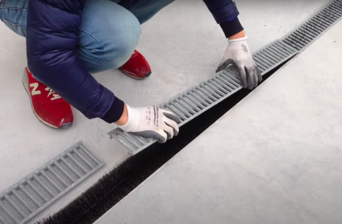 Bodlinový kartáč na údržbu okapů, odtokových žlabů, ochranu solárních panelů - Salvagronda