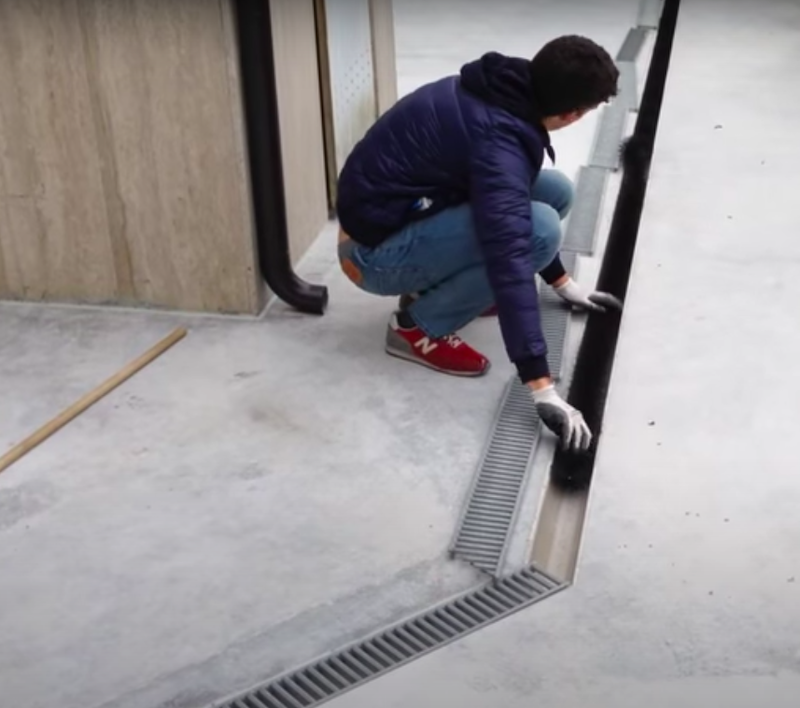 Bodlinový kartáč na údržbu okapů, odtokových žlabů, ochranu solárních panelů - Salvagronda